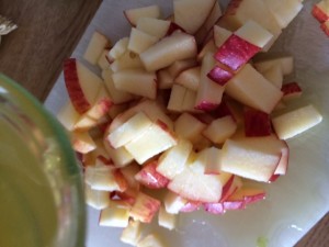 Når du har hakket eplene så heller du litt saft fra suragurkene over eplebitene, da holder de seg friske og fine i fargen.