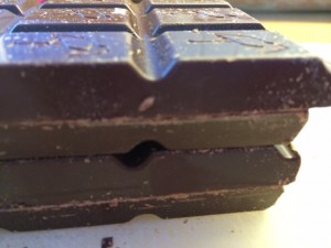 Når du skal hakke opp flere plater med sjokolade er det et triks å legge platene oppå hverandre. Jeg liker å dele sjokoladen opp for hånd og ikke kjøre den i en kjøkkenmaskin. Liker nemlig å ha kontroll over bitene og liker de litt store :)